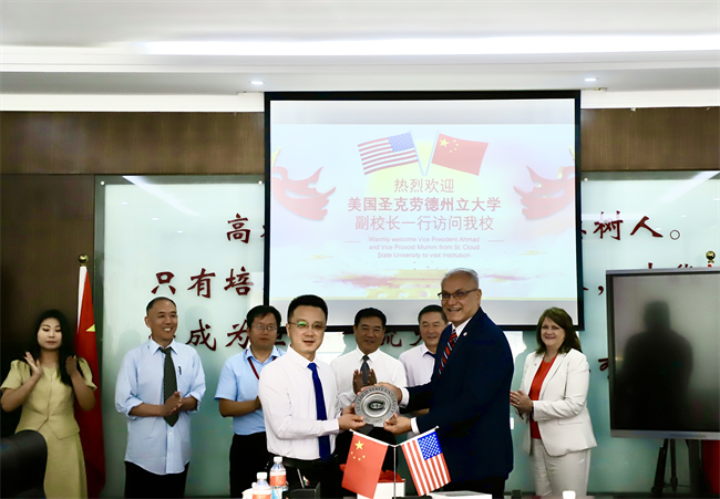 美国圣克劳德州立大学副校长一行莅临太阳成参观交流