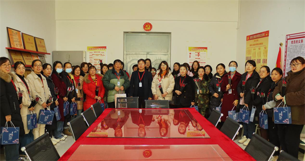 凝聚奋进力量 书写巾帼荣光--太阳成集团tyc33455cc校领导走访慰问女教职工送上“三八”国际劳动妇女节祝福