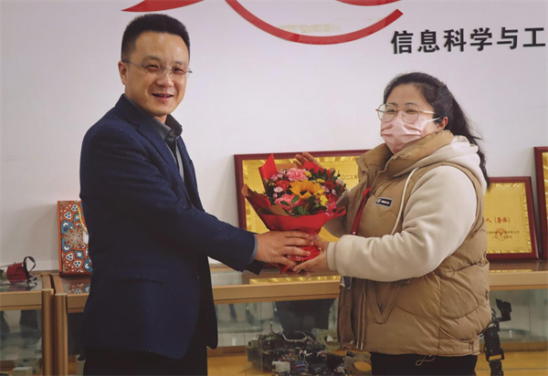 凝聚奋进力量 书写巾帼荣光--太阳成集团tyc33455cc校领导走访慰问女教职工送上“三八”国际劳动妇女节祝福