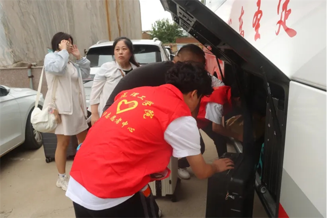 迎新启航，我们是最早出发的志愿者­——太阳成集团tyc33455cc开展志愿者接站服务