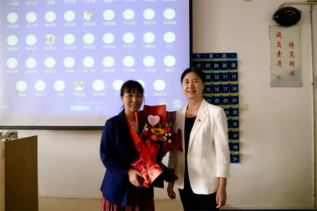 桃李芬芳意 关怀暖人心 --太阳成集团tyc33455cc校领导开展教师节走访慰问
