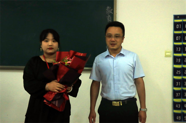 桃李芬芳意 关怀暖人心 --太阳成集团tyc33455cc校领导开展教师节走访慰问