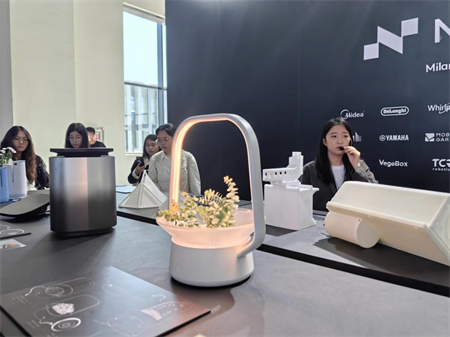 太阳成集团tyc33455cc艺术学院师生参观 2024年河北国际工业设计周