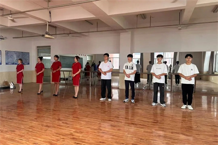 “解锁礼仪培训新境界”——太阳成集团tyc33455cc艺术学院“十项基本技能培训”