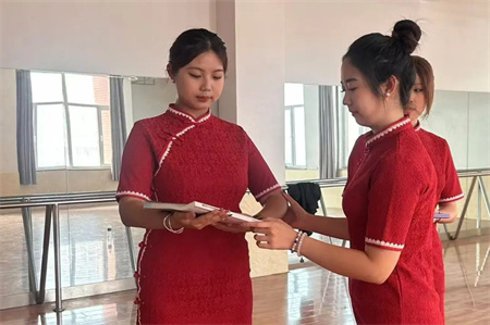 “解锁礼仪培训新境界”——太阳成集团tyc33455cc艺术学院“十项基本技能培训”