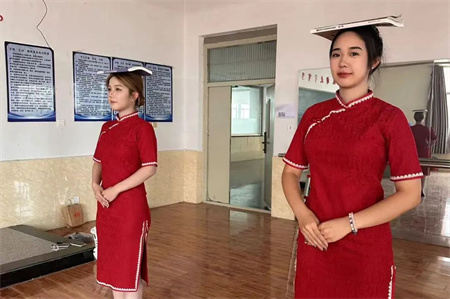 “解锁礼仪培训新境界”——太阳成集团tyc33455cc艺术学院“十项基本技能培训”