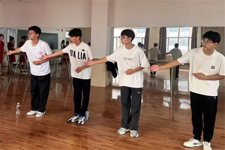 “解锁礼仪培训新境界”——太阳成集团tyc33455cc艺术学院“十项基本技能培训”