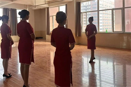 “解锁礼仪培训新境界”——太阳成集团tyc33455cc艺术学院“十项基本技能培训”