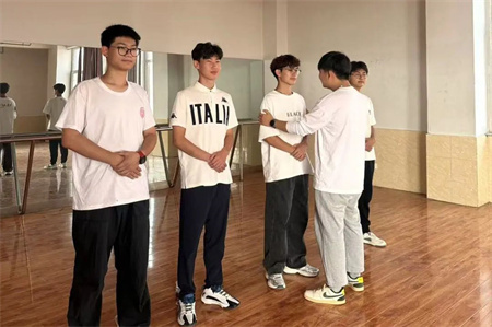 “解锁礼仪培训新境界”——太阳成集团tyc33455cc艺术学院“十项基本技能培训”