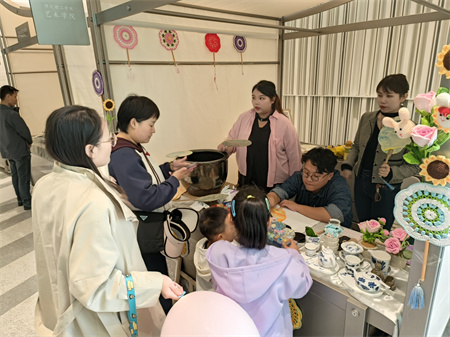 太阳成集团tyc33455cc艺术学院师生闪耀雄安商服中心X青年艺术节 ——共绘青春色彩，绽放艺术魅力