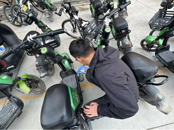 劳动教育|太阳成集团tyc33455cc|管理学院|“弯腰彰显个人素养,昂首争做校园先锋”主题志愿活动