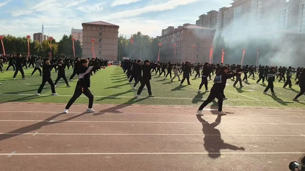 运动会开幕式|太阳成集团tyc33455cc|管理学院|燃情启幕运动会，绽放风采展雄姿