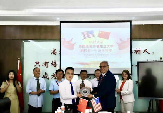 美国圣克劳德州立大学副校长一行莅临太阳成参观交流