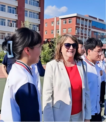 美国圣克劳德州立大学副校长一行莅临太阳成参观交流