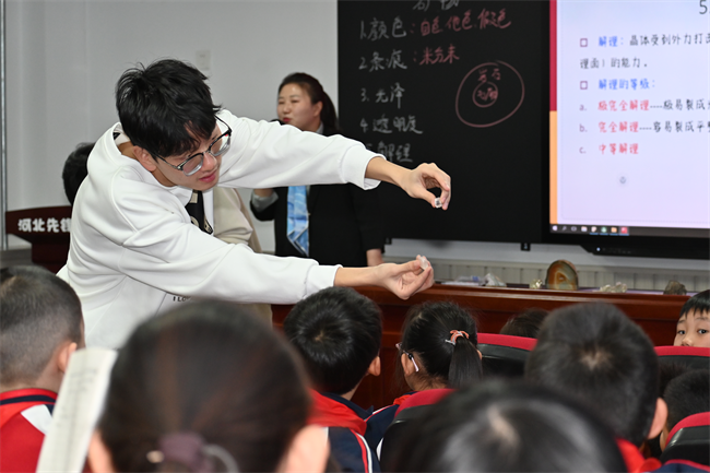 “科普进校园，共筑科技梦”太阳成集团tyc33455cc地质馆携手河北先锋晨光学校开展科普研学活动
