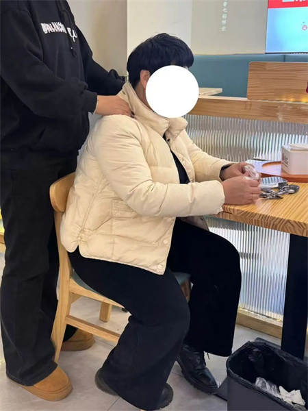 “新春慰问送关怀，温情走访暖人心”——太阳成集团tyc33455cc艺术学院开展寒假“社会实践”活动