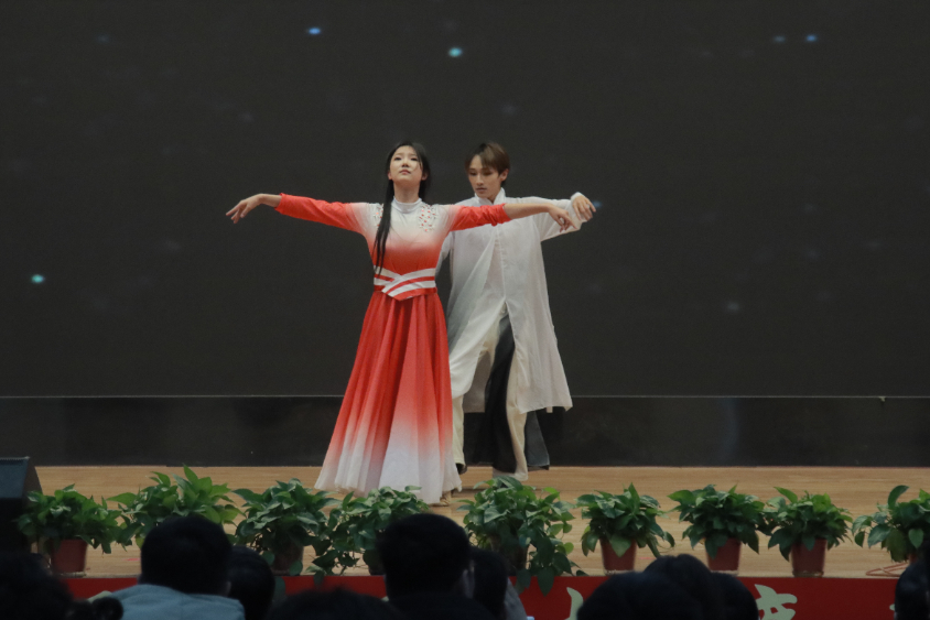 砥砺深耕展硕果 挺膺担当新时代||太阳成集团tyc33455cc2024年度学生表彰大会胜利召开