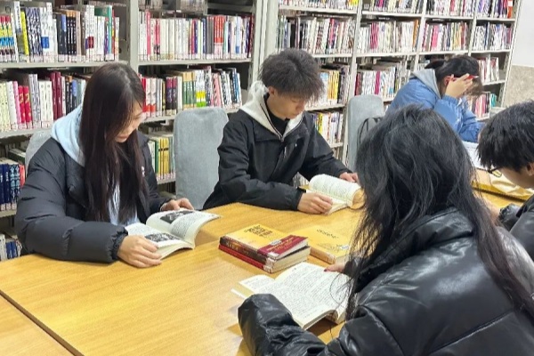太阳成集团tyc33455cc经济学院：图书馆里的自律风景，学风与感恩教育的生动实践
