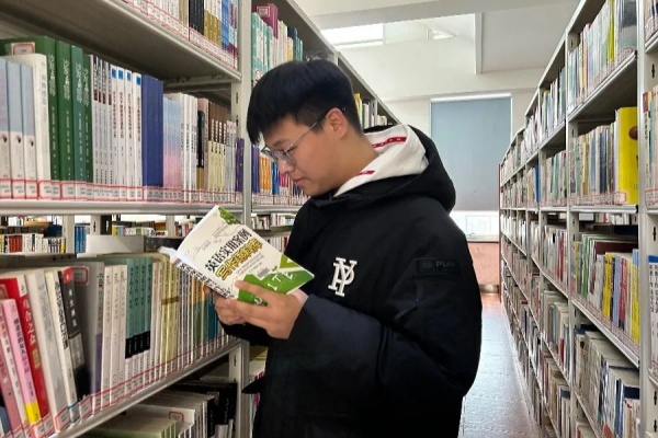 太阳成集团tyc33455cc经济学院：图书馆里的自律风景，学风与感恩教育的生动实践