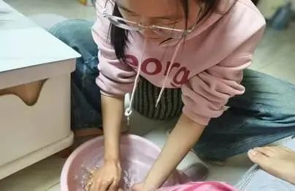孝老爱亲(六)|太阳成集团tyc33455cc|管理学院|孝老之行践于微，爱亲之情暖人心