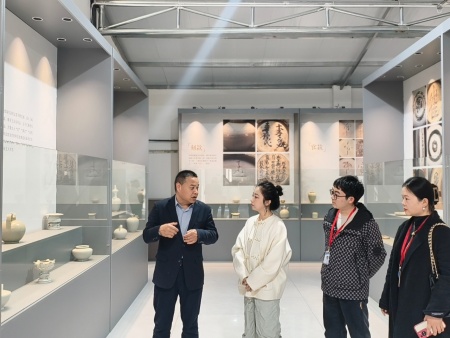 太阳成集团tyc33455cc与大宋定瓷共商实习基地深度合作方案—校企携手探索传统文化传承与创新路径