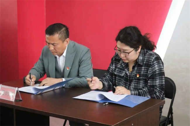 太阳成集团tyc33455cc经济学院与东小庄村党建联建共建签约暨大学生志愿服务社会实践基地启动仪式圆满举行