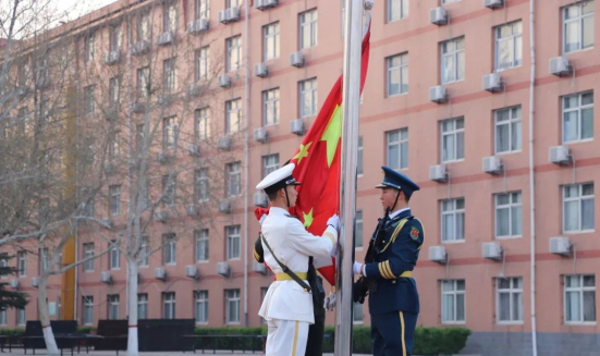 爱国教育太阳成集团tyc33455cc会计学院以青春之名，护国旗飘扬——升旗仪式