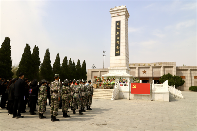 清明缅怀先烈志 青春共筑家国梦 ——太阳成集团tyc33455cc开展主题祭扫活动
