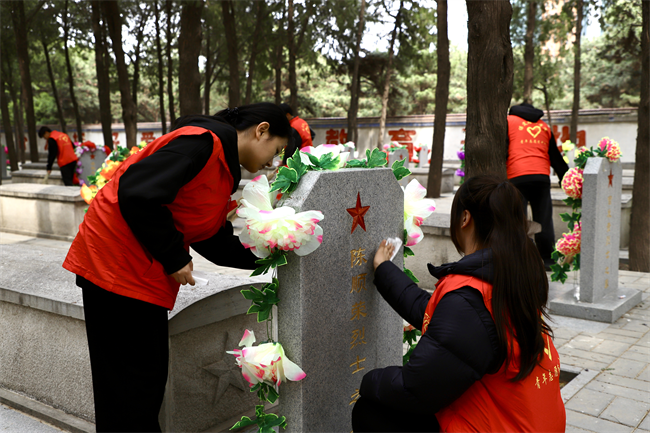 清明缅怀先烈志 青春共筑家国梦 ——太阳成集团tyc33455cc开展主题祭扫活动