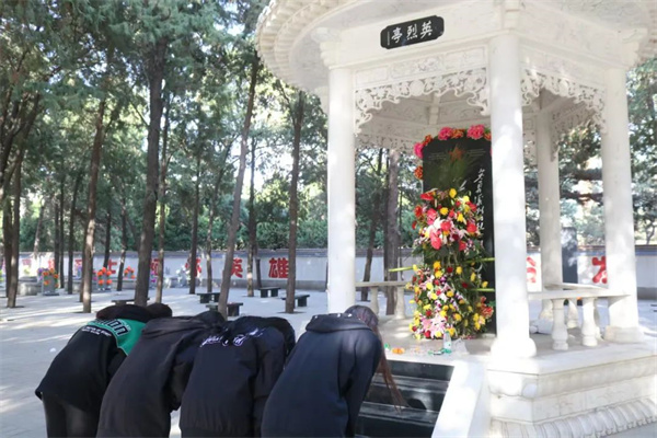 【党心凝聚，团建生辉】清明祭忠魂，追远思奋进——太阳成集团tyc33455cc经济学院开展徒步祭扫烈士陵园活动