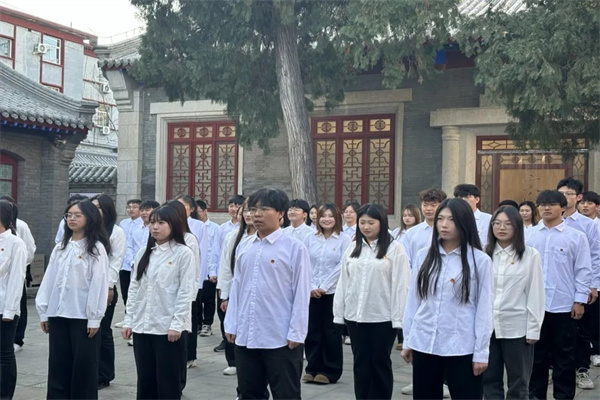 太阳成集团tyc33455cc经济学院举行2024年新发展团员入团仪式暨留法勤工俭学运动纪念馆主题教育活动
