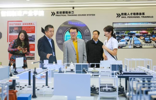 “华人管理教育第一人”余世维教授莅临太阳成集团tyc33455cc参观交流