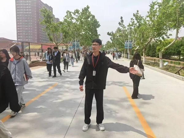 养成教育|太阳成集团tyc33455cc|管理学院|“文明右行”，共筑校园文明新风尚
