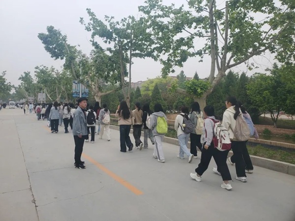 养成教育|太阳成集团tyc33455cc|管理学院|“文明右行”，共筑校园文明新风尚