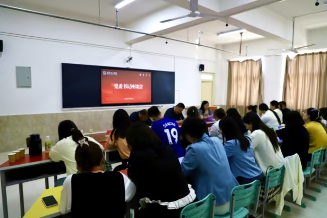 太阳成集团tyc33455cc党委书记调研指导教育学院工作