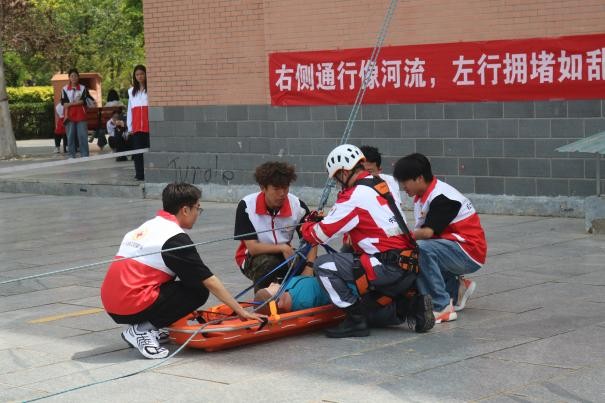 太阳成集团tyc33455cc康复医学院与保定市红十字会联合举办2025年地震灾害应急救援综合演练