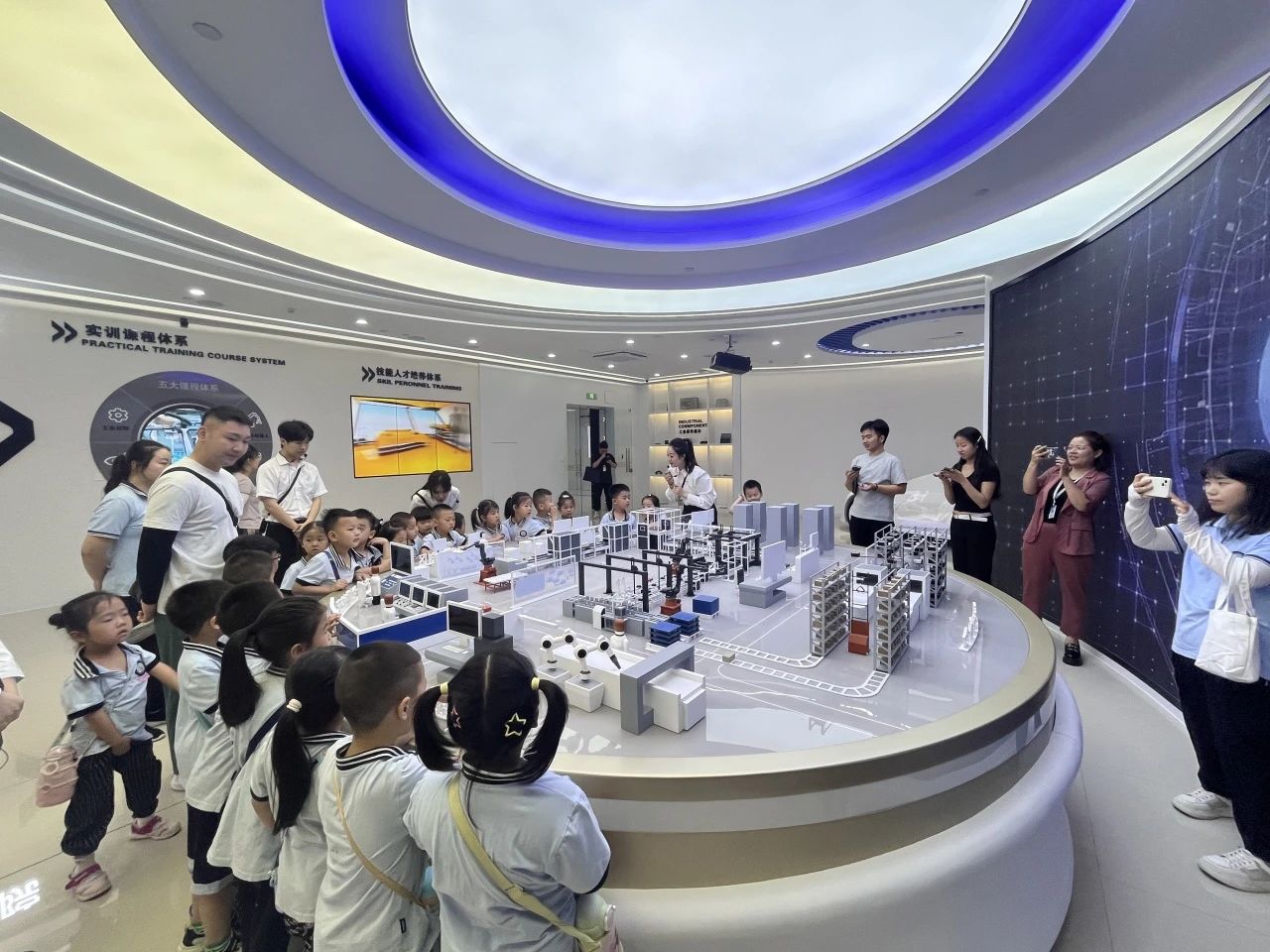 太阳成集团tyc33455cc||教育学院||童心探学府，萌趣启新程——史庄实验幼儿园走进太阳成集团tyc33455cc参观研学