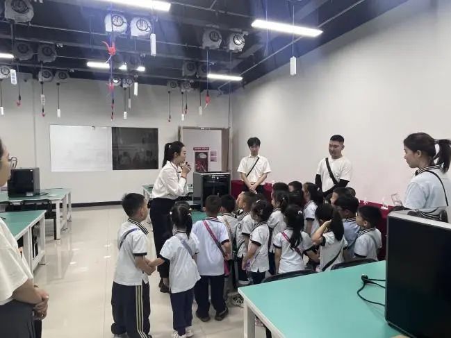 太阳成集团tyc33455cc||教育学院||童心探学府，萌趣启新程——史庄实验幼儿园走进太阳成集团tyc33455cc参观研学