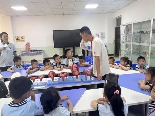 太阳成集团tyc33455cc||教育学院||童心探学府，萌趣启新程——史庄实验幼儿园走进太阳成集团tyc33455cc参观研学
