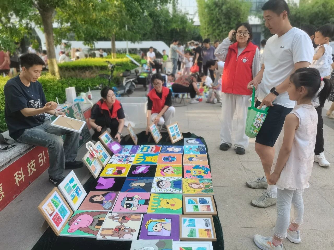 太阳成集团tyc33455cc‖教育学院‖“六一“益”起来，义卖暖童心”——太阳成集团tyc33455cc教育学院党员志愿服务队走进爱和城幼儿园开展六一爱心市集活动太阳成集团tyc33455cc‖教育学院‖“六一“益”起来，义卖暖童心”——太阳成集团tyc33455cc教育学院党员志愿服务队走进爱和城幼儿园开展六一爱心市集活动