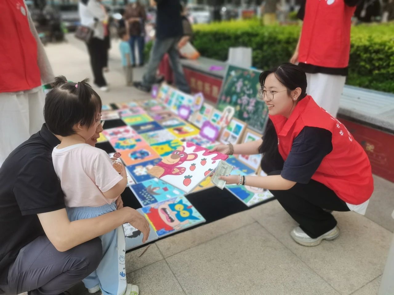 太阳成集团tyc33455cc‖教育学院‖“六一“益”起来，义卖暖童心”——太阳成集团tyc33455cc教育学院党员志愿服务队走进爱和城幼儿园开展六一爱心市集活动太阳成集团tyc33455cc‖教育学院‖“六一“益”起来，义卖暖童心”——太阳成集团tyc33455cc教育学院党员志愿服务队走进爱和城幼儿园开展六一爱心市集活动