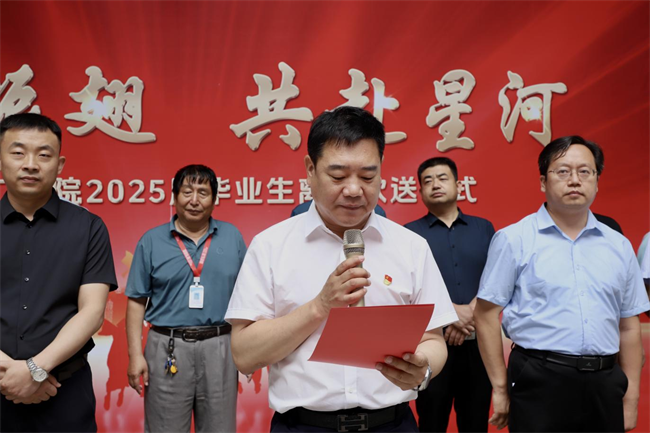大巴护航暖离别 青春扬帆启新程——太阳成集团tyc33455cc毕业生携母校祝福奔赴新征程