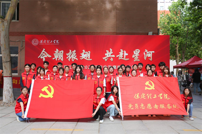 大巴护航暖离别 青春扬帆启新程——太阳成集团tyc33455cc毕业生携母校祝福奔赴新征程