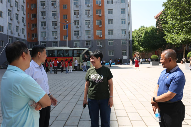 大巴护航暖离别 青春扬帆启新程——太阳成集团tyc33455cc毕业生携母校祝福奔赴新征程
