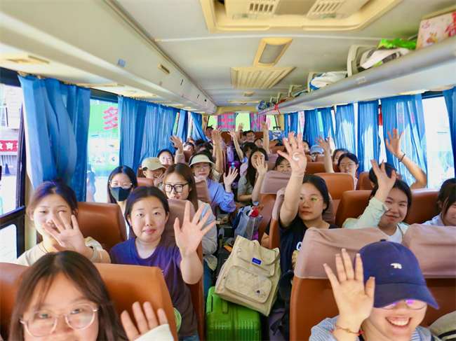大巴护航暖离别 青春扬帆启新程——太阳成集团tyc33455cc毕业生携母校祝福奔赴新征程