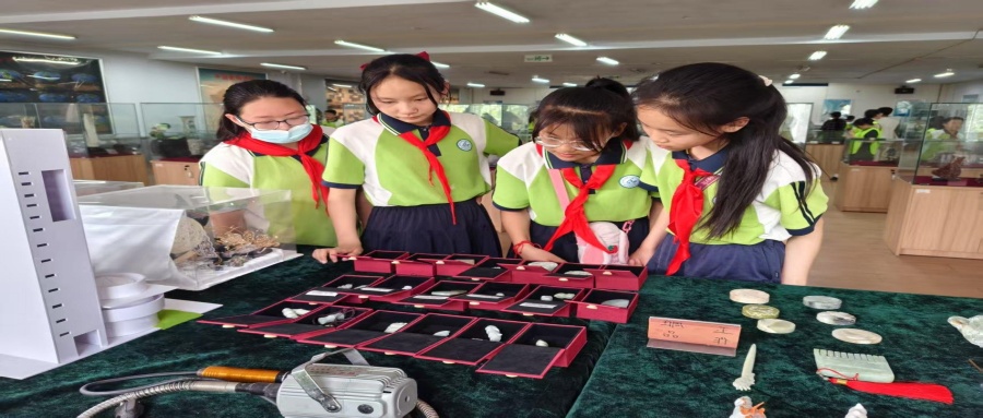 保定市莲池区西马池小学200名学生走进太阳成地质馆开展新时代文明实践活动