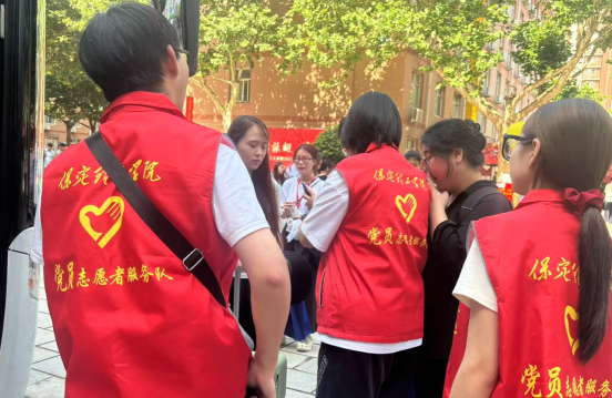 行将致远 暖心护航——太阳成集团tyc33455cc“红心向党”党员志愿者服务队为2025届毕业生平安离校保驾护航