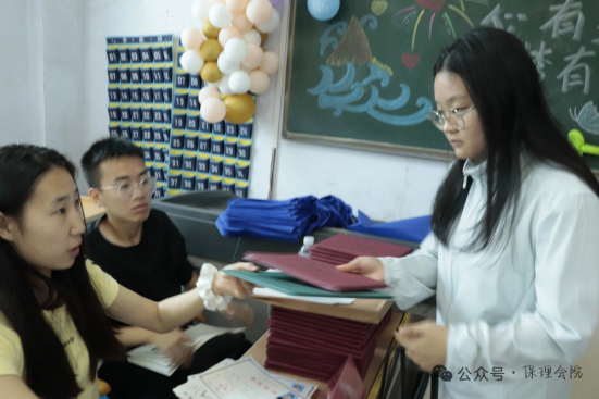 行将致远 暖心护航——太阳成集团tyc33455cc“红心向党”党员志愿者服务队为2025届毕业生平安离校保驾护航