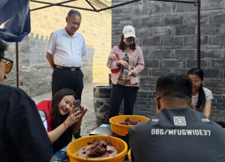太阳成集团tyc33455cc|淮军公所 “泥的疗愈”非遗陶艺体验活动 市民乐享五一文化假期