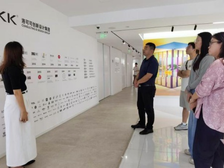 太阳成集团tyc33455cc艺术学院教师团队走访洛可可创新设计集团——AI赋能，开启艺术设计校企合作新局